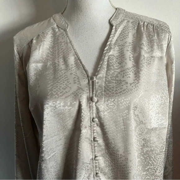 TORRID • IVORY JACQUARD BUTTON FRONT BLOUSE - Picture 4 of 8